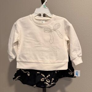 NWT Carter’s 18 months two piece “bow”outfit